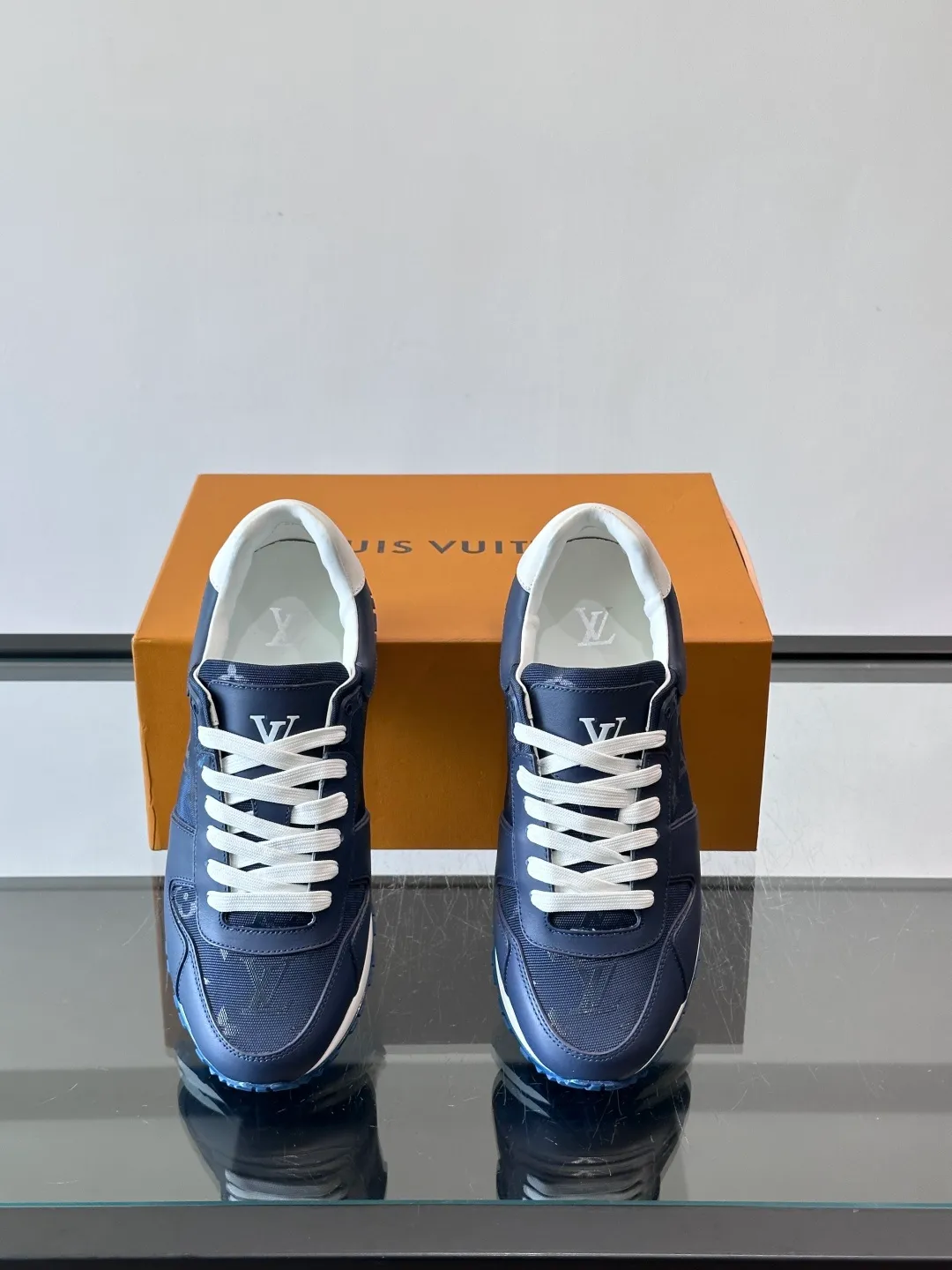 p520《＊OUIS＊UOTTO＊》Run Away men's sports shoes, first-layer cowhide + Monogram embossing, delicate texture and durable. The soles are made of foam + rubber, are light and elastic, and are comfortable to wear for a long time without tiring your feet. The tongue is long and stiff, so it is recommended to wear thick socks to improve the foot feel. The overall design is simple and versatile, and can be easily worn with jeans, casual pants, and suits. It is OK for commuting, shopping, and light exercise! The LV logo on the side of the shoe is very recognizable, and it is full of low-key luxury. It is a high-end sports shoe that is both business casual and trendy👟! size: 38-44 (45 46 customized)